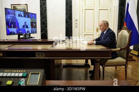 Mosca, Russia. 29 ottobre 2025. Il presidente russo Vladimir Putin, presiede una videoconferenza di membri del governo del Cremlino, 29 ottobre 2025 a Mosca, Russia. Crediti: Alexander Kazakov/piscina del Cremlino/Alamy Live News Foto Stock