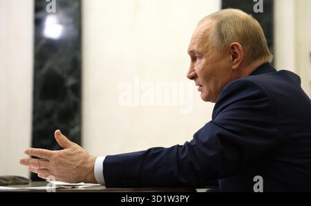 Mosca, Russia. 29 ottobre 2025. Il presidente russo Vladimir Putin, presiede una videoconferenza di membri del governo del Cremlino, 29 ottobre 2025 a Mosca, Russia. Crediti: Alexander Kazakov/piscina del Cremlino/Alamy Live News Foto Stock