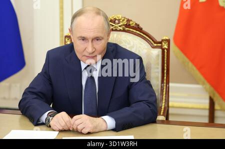 Mosca, Russia. 29 ottobre 2025. Il presidente russo Vladimir Putin, presiede una videoconferenza di membri del governo del Cremlino, 29 ottobre 2025 a Mosca, Russia. Crediti: Alexander Kazakov/piscina del Cremlino/Alamy Live News Foto Stock
