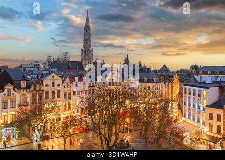 Bruxelles, Belgium plaza e skyline con la torre del Municipio al tramonto. Foto Stock