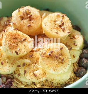 Colazione sana. Farinata d'avena con banana e semi di lino al recipiente. Foto Stock