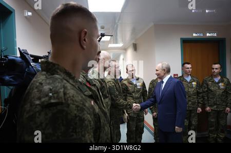 Mosca, Russia. 29 ottobre 2025. Il presidente russo Vladimir Putin, saluta i militari con la 127a brigata di ricognizione separata durante una visita al Mandryk Central Military Clinical Hospital, il 29 ottobre 2025 a Mosca, Russia. I soldati hanno dato a Putin icone religiose con schegge e proiettili per il suo compleanno. Crediti: Vyacheslav Prokofyev/piscina del Cremlino/Alamy Live News Foto Stock