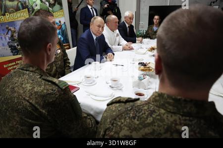 Mosca, Russia. 29 ottobre 2025. Il presidente russo Vladimir Putin, centro, parla con i soldati con la 127a brigata di ricognizione separata durante il pranzo presso il Mandryk Central Military Clinical Hospital, il 29 ottobre 2025 a Mosca, Russia. Da sinistra a destra: Il presidente Vladimir Putin, il capo dell'ospedale Pavel Krainyukov e il ministro della difesa Andrei Belousov. Crediti: Vyacheslav Prokofyev/piscina del Cremlino/Alamy Live News Foto Stock