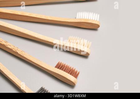 Set di spazzolino ecologico su sfondo grigio. Colore diverso. Foto Stock
