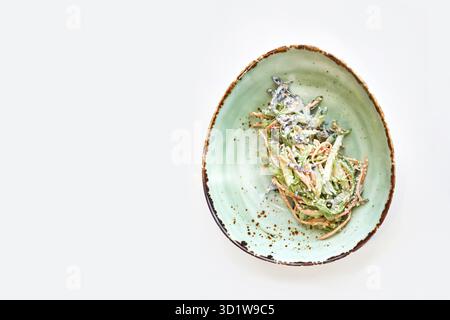 Insalata di wakame asiatico. Ciotola sul tavolo da cucina. Piatti moderni Foto Stock