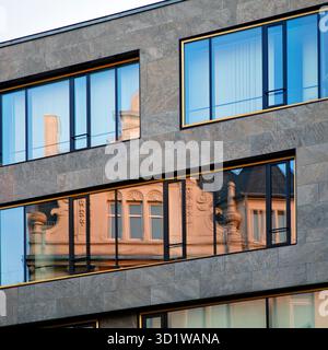 Antica architettura riflessa in un moderno edificio funzionale, Braunschweig, Germania, Europa Foto Stock