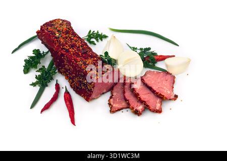 Manzo affumicato a peperoncino, peperoncino rosso, cipolla in bulbo e foglie verdi cipolla e prezzemolo su sfondo bianco con spazio per il testo Foto Stock