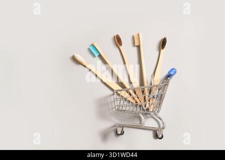 Set di spazzolino ecologico su sfondo grigio. Colore diverso. Concetto di diversità Foto Stock