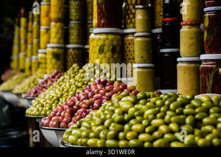 Olive e sottaceti, suk di Marrakech, Marocco, Africa settentrionale, continente africano Foto Stock