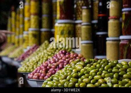 Olive e sottaceti, suk di Marrakech, Marocco, Africa settentrionale, continente africano Foto Stock