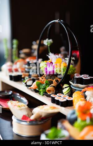 Piatto di sushi giapponese con rotoli assortiti e Nigiri Foto Stock