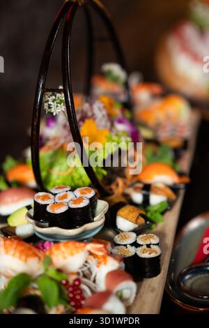 Piatto di sushi assortito con Rolls e Nigiri Foto Stock