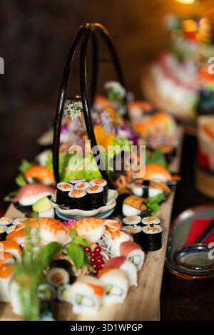 Piatto di sushi assortito con Rolls e Nigiri Foto Stock