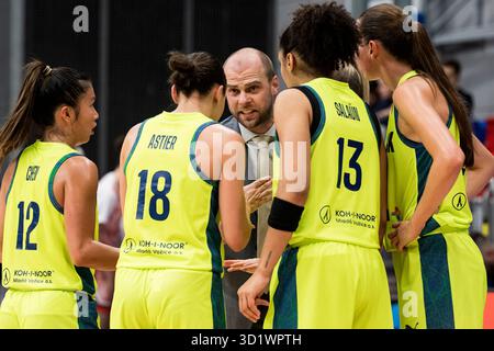 Praga, Repubblica Ceca. 29 ottobre 2025. L'allenatore DELL'USK Praha Martin basta parla con la sua squadra durante la partita USK Praha vs Tango Bourges Basket del gruppo A della Coppa europea di pallacanestro femminile FIBA, 29 ottobre 2025, Praga, Repubblica Ceca. Crediti: Vit Simanek/CTK Photo/Alamy Live News Foto Stock