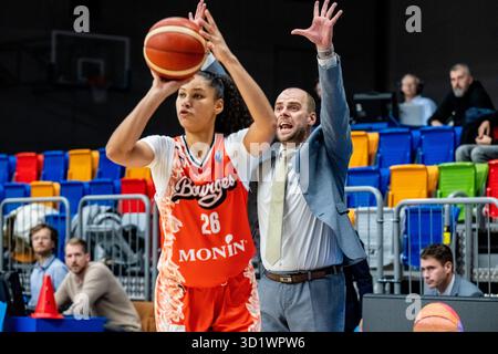 Praga, Repubblica Ceca. 29 ottobre 2025. L'allenatore DELL'USK Praha Martin basta gesti durante la partita USK Praha vs Tango Bourges Basket del gruppo A della Coppa europea di pallacanestro femminile FIBA, 29 ottobre 2025, Praga, Repubblica Ceca. Crediti: Vit Simanek/CTK Photo/Alamy Live News Foto Stock