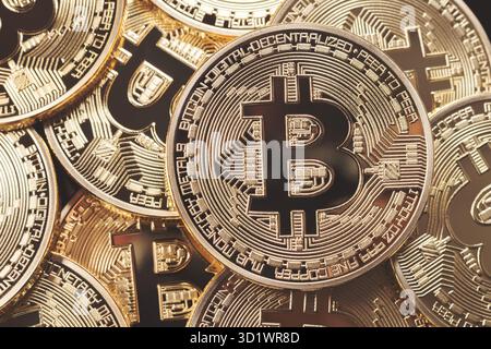 Golden Bitcoins. Nuovo denaro virtuale. Foto Stock