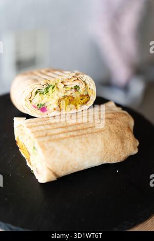 Primo piano del Sandwich Falafel Wrap Foto Stock