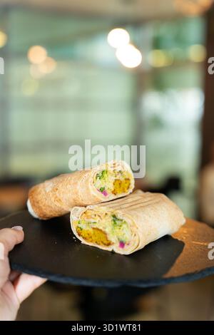 Primo piano del Sandwich Falafel Wrap Foto Stock