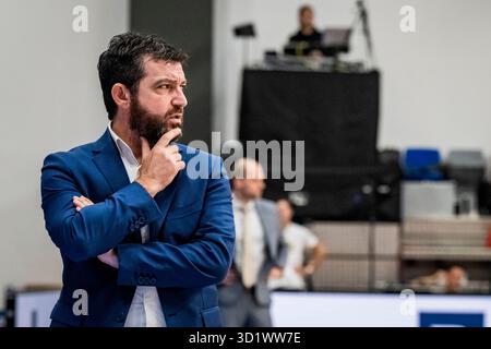 Praga, Repubblica Ceca. 29 ottobre 2025. L'allenatore del Bourges Olivier Lafargue durante la partita USK Praha vs Tango Bourges Basket del gruppo A del quarto turno FIBA European Women's Basketball Cup, 29 ottobre 2025, Praga, Repubblica Ceca. Crediti: Vit Simanek/CTK Photo/Alamy Live News Foto Stock