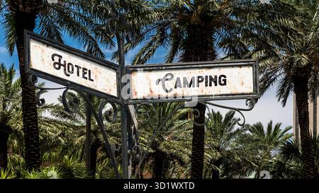 Segui le indicazioni per il Camping Versus Hotel - Bildmontage Foto Stock