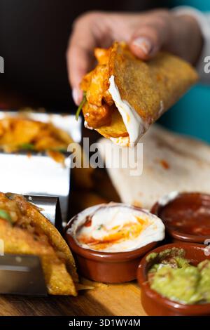 Tacos di pollo con salse Foto Stock