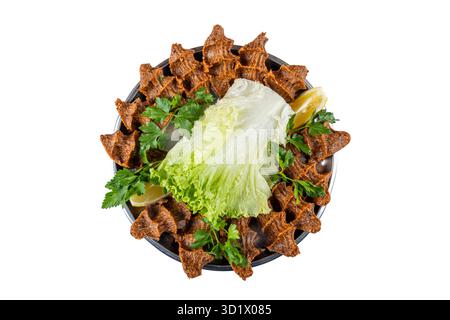 Kofte CIG o polpette crude su fondo di legno. Delizioso cibo turco tradizionale; nome turco; cig kofte (polpetta cruda in turco) con lattuga. Foto Stock