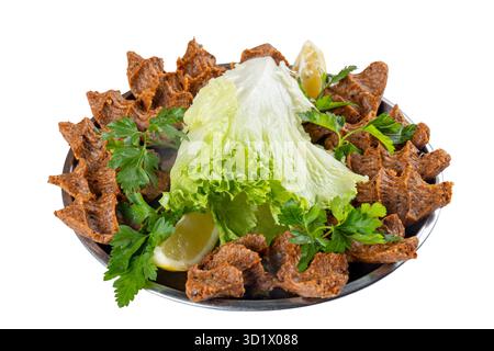 Kofte CIG o polpette crude su fondo di legno. Delizioso cibo turco tradizionale; nome turco; cig kofte (polpetta cruda in turco) con lattuga. Foto Stock
