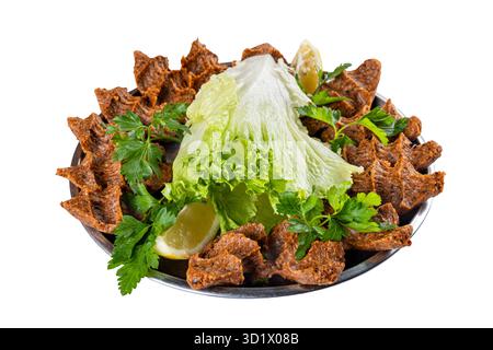 Kofte CIG o polpette crude su fondo di legno. Delizioso cibo turco tradizionale; nome turco; cig kofte (polpetta cruda in turco) con lattuga. Foto Stock
