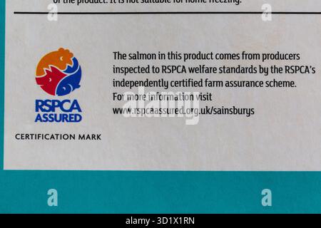 RSPCA assicurò il marchio di certificazione e le informazioni sulla scatola di salmone scozzese EN Croutes di Sainsburys Sainsbury's Sainsbury Foto Stock
