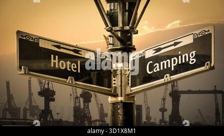 Segui le indicazioni per il Camping Versus Hotel - Bildmontage Foto Stock
