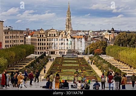 Mont des Arts o Kunstberg con vista sulla torre gotica del municipio, Bruxelles, Belgio, Europa Foto Stock