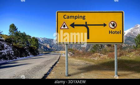 Segui le indicazioni per il Camping Versus Hotel - Bildmontage Foto Stock