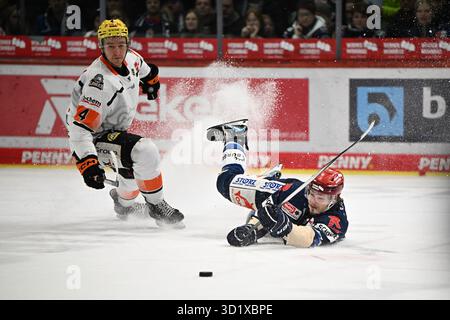 Schwenningen, Germania. 29 ottobre 2025. (v.l.n.r.) Reid McNeill (Loewen Frankfurt) Hakon Haenelt (Schwenninger Wild Wings) Schwenninger Wild Wings gegen Loewen Frankfurt, DEL, Hauptrunde, Spieltag 15, Saison 2025/2026, 29.10.2025 foto: Eibner-Pressefoto/Sven Laegler credito: dpa/Alamy Live News Foto Stock