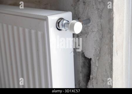 Idraulico uomo sta bloccando riparazioni radiatori di riscaldamento batteria in appartamento rubinetto Foto Stock