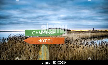 Segui le indicazioni per il Camping Versus Hotel - Bildmontage Foto Stock