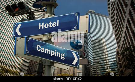 Segui le indicazioni per il Camping Versus Hotel - Bildmontage Foto Stock