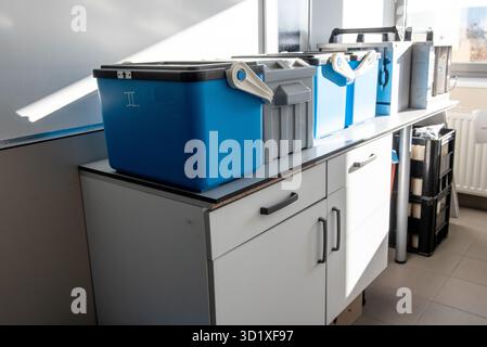 Accessori e contenitori posizionati su un banco da laboratorio, utilizzati per la raccolta e la conservazione di campioni d'acqua per l'analisi ambientale. Foto Stock