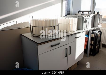 Accessori e contenitori per campionatore automatico di acque reflue posizionati su un banco da laboratorio, utilizzati per la raccolta e la conservazione di campioni d'acqua per ambienti Foto Stock