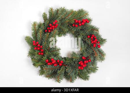 Corona di Natale fatta di rami e decorazioni di abete vivo, modello di design, composizione natalizia e concetto di Capodanno 2026, splendidi decori per le vacanze Foto Stock