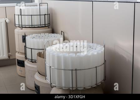 Accessori e contenitori per campionatore automatico di acque reflue posizionati su un banco da laboratorio, utilizzati per la raccolta e la conservazione di campioni d'acqua per ambienti Foto Stock