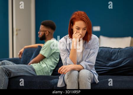La coppia, la moglie e il marito erano sconvolti e seduti separatamente sul divano a casa, non parlavano dopo una lite Foto Stock