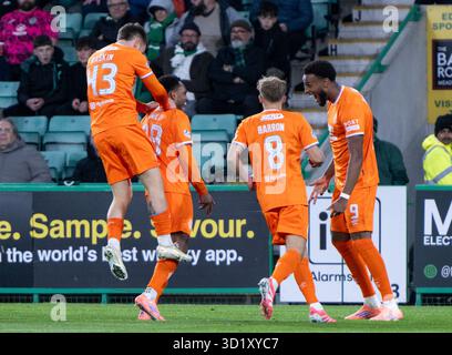 Edimburgo, Regno Unito. 29 ottobre 2025. Scottish Premiership - Hibernian FC vs Rangers FC. L'attaccante dei Rangers, Danilo, viene mobbato dai compagni di squadra dopo aver sparato a casa al 5 ° minuto per mettere i visitatori 1-0 davanti mentre gli Hibs affrontano i Rangers nella prima fase per la Scottish Premiership all'Easter Road Stadium, Edimburgo, Scozia. REGNO UNITO. Crediti: Ian Jacobs/Alamy Live News Foto Stock