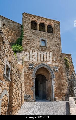 Italia - Bagnoregio - Civita di Bagnoregio - porta Santa Maria fortificata con passaggio ad arco e loggia sopra, ingresso storico al paese Foto Stock