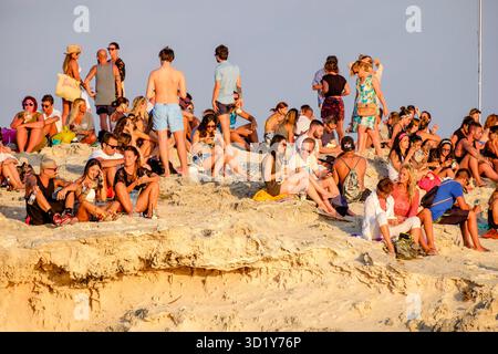 Brinda al tramonto, bar chiringuito dell'autobus El Pirata, spiaggia di Migjorn, Formentera, Isole Baleari, Spagna Foto Stock