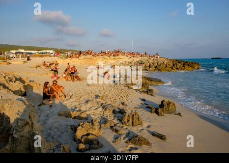 Brinda al tramonto, bar chiringuito dell'autobus El Pirata, spiaggia di Migjorn, Formentera, Isole Baleari, Spagna Foto Stock