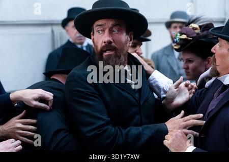 Death by Lightning (2025) miniserie TV creata da Mike Makowsky e con Matthew Macfadyen nel ruolo di Charles Guiteau. Drammatizzazione dell'assassinio del presidente James Garfield e delle ossessioni del suo assassino. Foto pubblicitarie SOLO PER USO EDITORIALE. Crediti: BFA / Larry Horricks / Netflix Foto Stock