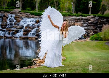 Serenity in White: The Poise of an Angel Foto Stock