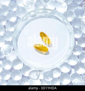 Capsule gel Omega 3. Vitamina gialla. Farmaco dietologico. Supplemento olio di pesce. Concetto di microdosaggio. Collagene softgel color oro. W Foto Stock