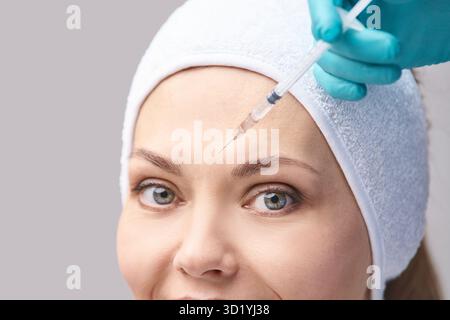 Cosmetologia cura della pelle. Iniezione di derma facciale. Trattamento viso. Nanotecnologia. Donna medico dermatologico. Microago. Ringiovanimento Foto Stock