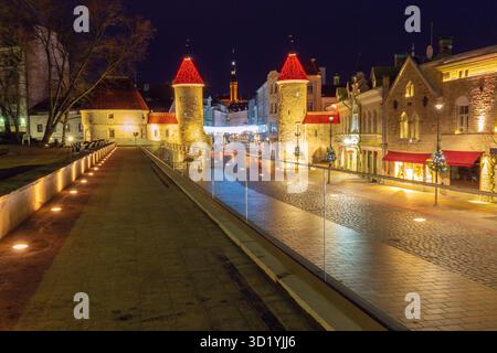 Storica porta Viru decorata con luci di notte a Tallinn, Estonia Foto Stock